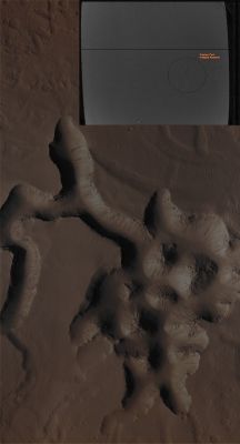 Avernus Cavi (a MRO and Mariner 9 Image-Comparison by Dr Paolo C. Fienga - Lunexit Team)
Mars Local Time: 15:45 (Middle Afternoon)
Coord. (centered): 1,7° South Lat. and 173,6° East Long.
Spacecraft altitude: 272,0 Km (such as about 170,0 miles) 
Original image scale range: 54,4 cm/pixel (with 1 x 1 binning) so objects ~ 1,63 mt across are resolved 
Map projected scale: 50 cm/pixel
Map projection: EQUIRECTANGULAR 
Emission Angle: 1,6° 
Phase Angle: 55,6°
Solar Incidence Angle: 57° (meaning that the Sun is about 33° above the Local Horizon)
Solar Longitude: 160,9° (Northern Summer)
Credits: NASA/JPL/University of Arizona
Additional process. and coloring: Lunar Explorer Italia

Nota Lunexit: questa comparazione fra immagini la cui qualità è profondissimamente diversa (con tutto il rispetto per quanto ottenuto dalla Sonda Mariner 9) l'abbiamo ritenuta necessaria al fine di dare una modestissima - ma, riteniamo, doverosa - risposta a recenti (ed immense) sciocchezze che abbiamo avuto la sventura di leggere su un Forum Amico. 

Massimo rispetto per il Forum in oggetto ed i suoi Amministratori, sia chiaro, ma, a nostro parere, anche la "Libertà di Parola" - specialmente allorchè essa si risolve nell'espressione quotidiana ed assillante di immense stupidaggini - dovrebbe trovare qualche temperamento. 
Se ciò non venisse fatto, credeteci, la conseguenza del "laissez faire et laissez passer" a tutti i costi, darà luogo ad un unico (e NEFASTO) risultato: questa Materia, già resa vacillante dai deliri di prezzolati pseudo-ricercatori (Hoagland su tutti, anche se i cosiddetti "de-bunkers" hanno dato e stanno dando un pesantissimo contributo disinformativo), precipiterà nel più incontrollato ed incontrollabile delirio intellettuale e poi nel ridicolo.

Attenzione, quindi: scrivere e discutere si, sempre. Ma A CONDIZIONE che si abbia realmente qualcosa di sensato da scrivere e discutere! 

Se poi vogliamo dar voce, per forza e per principio, anche a persone abissalmente ignoranti o mentalmente disturbate, lo si faccia pure, ma nella consapevolezza che un tale agire non produrrà la diffusione nè di Cultura nè di Democrazia, ma solo di cialtronaggine (una lebbra che ha già fatto milioni di vittime, in innumerevoli Campi, ormai già da tempo, tanto tempo...).
Parole chiave: Mars from orbit - Collapse Features - Avernus Cavi