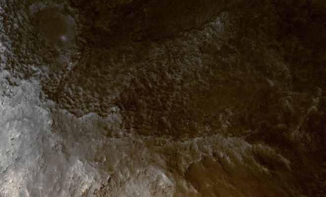 What do You see?
Cari Amici, 

guardando un frame come questo, che cosa potreste dire? Come potreste (provare a) commentarlo?

Domanda difficilissima. Ok, allora diciamo questo: usando molta attenzione, un pò di nozioni di Geologia, molta intuizione e - come ovvio - l'immancabile seriale NASA che identifica il quadro (e che qui su Lunar Explorer Italia trovate SEMPRE), potreste anche - e magari legittimamente - arrivare a concludere che quanto ripreso potrebbe costituire una estrapolazione (un "crop", come si dice in gergo) di un anonimo dettaglio di un altrettanto anonimo rilievo superficiale marziano avente origini in parte erosive ed in parte eoliche. 

Ed avreste ragione: questo "crop", infatti, è una porzione ultramagnificata del frammento di un frame NASA-MRO Hirise, pubblicato in versione JP-2 (o JPEG-2000, se preferite).

Ma detto questo, Vi spingereste ad ipotizzare la Natura "Artificiiale" del rilievo inquadrato? Arrivereste - addirittura - a dire che si tratta di una PROVA TANGIBILE dell'esistenza di Strutture Aliene sulla Superficie del Pianeta Rosso (magari perchè la texture del dettaglio è "a maglia incrociata")?
Ovviamente no.

Solo uno stupido, o un Ricercatore totalmente sprovveduto potrebbe fare una cosa simile.

O forse no. Ci stiamo sbagliando.

Forse anche un "furbacchione" potrebbe fare una cosa simile...

Perchè diciamo questo? Perchè stamattina (ultimi nella "lista", ma presenti), abbiamo ricevuto una missiva (via e-mail) la quale, a firma di un sedicente Avvocato Italiano (!), ci dice che "un Suo Cliente - un Ricercatore che intende restare per il momento anonimo - ha individuato LE FOTOGRAFIE CHE PROVANO IN MANIERA INEQUIVOCABILE l'esistenza di Strutture Aliene (manufatti) sulla Superficie del Pianeta Rosso..." eccetera.

E' uno scherzo? L'ultima trovata di un buontempone o di uno sfaccendato? ASSOLUTAMENTE NO! 

Questo messaggio è arrivato a Lunar Explorer Italia, MA NON SOLO! 

Nei giorni scorsi lo hanno anche ricevuto, infatti, i Direttori di svariati Magazines che si occupano di Scienza, Scienza Alternativa, Ufologia, Eso-Archeologia etc., nonchè, sebbene in forma di messaggio da parte di un nuovo (e non meglio identificato) "Lettore", alcuni tra i più accreditati Forum di discussione di Ufologia ed Anomalìe Spaziali (su tutti citiamo il Forum USA: "Above Top Secret"; la discussione si intitola "What's going on here!!??", l'Autore è un certo "Taymour" e, se volete leggere tutta la storia, eccoVi il link: http : / / www.abovetopsecret.com / forum / thread468269/pg1).

Adesso ci chiediamo: ma quale sarà mai lo scopo di una simile (ed assurda) iniziativa? Cui prodest?

Ci abbiamo pensato a lungo...Circa un minuto...E poi la risposta è arrivata, chiara ed inequivocabile: questa è la (OVVIA) base di un lancio pubblicitario.
Una trovata commerciale "alla Hoagland", insomma.

Qualcuno (ovviamente Italiano - ahinoi...che magra figura che facciamo!...) ha avuto l'idea di preparare il terreno per una nuova pubblicazione avente ad oggetto "l'analisi" di frames orbitali (presumiamo MRO) nei quali si dovrebbero vedere dei rilievi ambigui/anomali. 
Rilievi che, come il materiale "esemplificativo" inviato dal buon Avvocato dovrebbe dimostrare, costituiscono la prova provata dell'esistenza - attuale o pregressa - di una Civiltà Indigena del Pianeta Rosso.

Purtroppo però, il materiale inviato dal nostro Amico Avvocato (il cui nome e la cui provenienza geografica li potrete leggere, inter alia, sul summenzionato thread di "Above Top Secret"), ha una sola caratteristica: è, scientificamente parlando, "purissima fuffa". 
Per l'esattezza, si tratta di "crops" (ecco perchè Vi abbiamo proposto questo frame e posto l'interrogativo iniziale!) i quali sono TUTTI PRIVI DI SERIAL NUMBER, PROCESSATI IN FALSI COLORI, DECONTESTUALIZZATI E, DUNQUE, ASSOLUTAMENTE INUTILI A QUALSIASI FINE DI RICERCA SERIA, SIA ESSA DI TIPO SCIENTIFICO TRADIZIONALE O BORDERLINE.

In altre parole: questa "missiva epocale" è il primo step di una campagna pubblicitaria che precederà il lancio di un "booklet" il quale, costruito sulla falsariga di tanti altri, butterà fumo e disinformazione negli occhi dei Lettori e contribuirà in maniera GRAVE e PROFONDA ad aumentare l'ignoranza sulla Materia e la ridicolizzazione di coloro i quali la praticano e coltivano quotidianamente e seriamente.

Le caratterizzazioni della missiva e la personalità di "Taymour", inoltre, ci permetterebbero anche di dire CHI SIA L'AUTORE DELLE EPOCALI (!) SCOPERTE (!!!). 

Ma per ora - e per ovvi motivi - ci fermiamo qui.

In privato, se volete, potremo essere più chiari (ed anche "accettare scommesse" - bicchieri di vino e non soldi, però - sulla nostra ipotesi...).

Un solo commentino (preliminare): allo squallore non c'è mai fine.
Parole chiave: Mars from orbit - Alluvial Feature