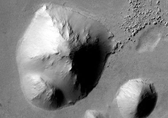 Pyramid?
Su immagini come questa potremmo speculare per anni, senza arrivare a nulla (come ci insegna la - ormai - "antica" vicenda di Cydonia Mensae). Dunque la proponiamo così com'é (dettaglio magnificato di un frame MRO). 

Interessante.... O no?!?
Parole chiave: Mars from orbit - Controversial