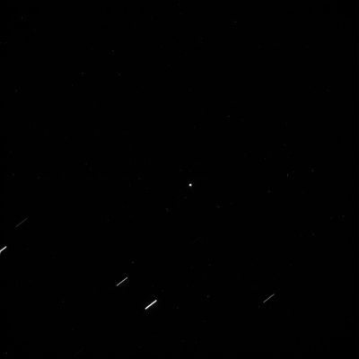 Pallene
Pallene è un satellite naturale minore del pianeta Saturno, la cui orbita è situata fra quelle di Mimas ed Encelado. Pallene è stata scoperta nel 2004 da Sébastien Charnoz del Cassini Imaging Team, il gruppo scientifico responsabile dell'analisi delle immagini scattate dalla Sonda Cassini, guidato da Carolyn Porco. 
Dopo aver ricevuto la designazione provvisoria S/2004 S 2, il satellite fu successivamente battezzato dall'Unione Astronomica Internazionale con il nome di Pallene, una Ninfa della mitologia greca. Si rilevò inoltre che il satellite coincideva con un oggetto avvistato il 23 agosto 1981 in una singola fotografia scattata dalla sonda spaziale Voyager 2, con una distanza stimata da Saturno di circa 200.000 km; al satellite, di cui non fu possibile stabilire l'orbita esatta, venne allora attribuita la designazione S/1981 J 14.
L'orbita di Pallene è visibilmente influenzata da una Risonanza Orbitale con Encelado, molto più grande, anche se l'effetto è meno intenso rispetto alle perturbazioni esercitate da Mimas sulla vicina Metone. Il fenomeno è all'origine delle oscillazioni periodiche nel semiasse maggiore di circa 4 Km, e della longitudine del Nodo Ascendente di 0,02° (pari a circa 75 Km). Anche l'Eccentricità Orbitale di Pallene varia (fra 0,002 a 0,006), mentre la sua Inclinazione oscilla fra 0,178° e 0,184°.
Parole chiave: Saturn's Moon - Pallene