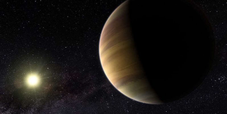 Planet Nine (1)
Che cos’è il Pianeta 9? Spesso ci si riferisce a questo misterioso pianeta anche con l’etichetta “Planet X”. 
Si tratta di un oggetto del tutto ipotetico e massiccio in orbita ellittica ben oltre Plutone, all'incirca a una distanza che impiegherebbe dai 10mila ai 20mila anni terrestri per completare un singolo giro intorno al Sole. 
Su questo pianeta non abbiamo osservazioni dirette, ovviamente: se ne ipotizza l’esistenza osservando alcuni pattern inaspettati nelle orbite di altri oggetti cosmici più piccoli nelle gelide regioni esterne del Sistema Solare. Variazioni che, appunto, potrebbero spiegarsi con l’attrazione gravitazionale di un corpo come questo.
In particolare nella fascia di Kuiper estrema – la regione esterna del Sistema Solare che si estende da oltre l'orbita di Nettuno fino a 50 Unità Astronomiche (U.A.) dal Sole – alcuni oggetti, per la precisione quattordici, sfoggiano comportamenti bizzarri: anziché avere orbite casuali e indipendenti, presentano alcune caratteristiche comuni.
Parole chiave: Fantasy