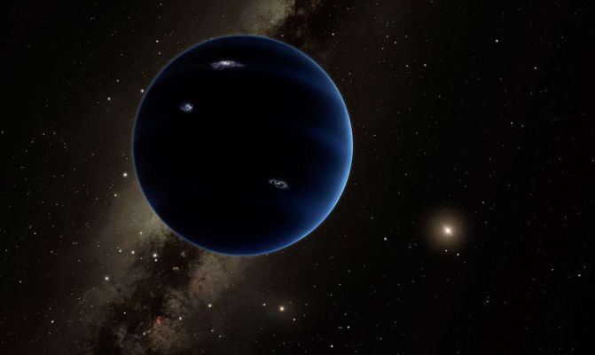 Planet Nine (3)
“Ad oggi - spiega Science Alert – la migliore prova di un pianeta sconosciuto nei confini più remoti del nostro Sistema Solare rimane questo raggruppamento, insieme a una strana inclinazione delle loro orbite e all'orbita di 90377 Sedna che non può essere spiegata dalla presenza di Nettuno”. 
Eppure non tutto sembrerebbe tanto scontato, visto che “successive analisi effettuate dall'Outer Solar System Origins Survey, così come diversi altri risultati dell'indagine, non hanno trovato alcun segno di raggruppamento tra altri oggetti trans-nettuniani rilevanti, rendendo l'esistenza del Pianeta Nove per ora estremamente controversa”.
Ma come sarebbe questo pianeta? 
Come detto, sarebbe dotato di una massa fino a dieci volte quella terrestre, con una circonferenza che si avvicina a quella di uno dei nostri giganti di ghiaccio, cioè Urano e Nettuno, originatosi fra le orbite di Giove e Nettuno. 
Con la differenza che prima di poter assumere la massa attuale, “Planet Nine avrebbe ricevuto un calcio dal pozzo gravitazionale di uno dei due giganti gassosi e si sarebbe ritrovato tra le distese ghiacciate”. 
Altre ipotesi, meno probabili, lo inquadrerebbero invece come un frammento di una stella di passaggio davvero molto tempo fa.
“Se il pianeta Nove esiste, la sua estrema lontananza - da qualche parte circa 10 volte più lontano di Nettuno - limita la quantità di luce solare che si riflette dalla sua superficie – conclude Science Alert – individuarlo sarebbe reso più difficile proprio dalla sua lontananza. Non solo per la sua oscurità, ma anche per il suo relativo calo della velocità orbitale sarebbe poi più difficile identificare le differenze di posizione”. 

Se per ora il nostro Sistema Solare rimane una famiglia di otto pianeti, la ricerca di un nono, ipotetico membro potrebbe essere giustificata anche dai molti segreti che saremmo in grado di ricavare nel corso della caccia, a prescindere dal risultato.
Parole chiave: Fantasy