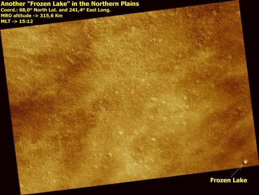 The Northern Lakes: Lake "Ginny" (CTX Frame - False Colors)
Quando si sa dove guardare e che cosa cercare...Si finisce SEMPRE (o quasi...) con il trovare.
L'albedo del dettaglio che vedete in basso alla Vostra Dx è inconfondibile. Il detail-mgnf che abbiamo operato (e che vedrete nel prossimo quadro) è chiarissimo: c'è un nuovo Lago nelle Grandi Pianure Nordiche di Marte!

"Lake Ginny", questa volta (sempre con buona pace di IAU, NASA, ESA e di tutti gli altri Fenomeni che guardano, guardano, guardano...etc.).
Parole chiave: Mars from orbit - Crater with Lake - Northern Plains