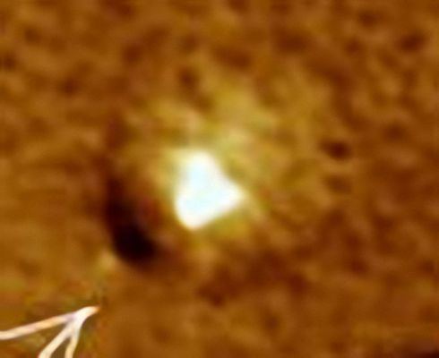 The Northern Lakes: Lake "Ginny" (EDM - False Colors)
Ed una volta operato un extra-detail mgnf a noi pare che non ci possano essere più dubbi di sorta: sul fondo di questo Cratere c'è un deposito di ghiaccio (l'albedo del ghiaccio d'acqua non tradisce!) e quindi, come già fatto in passato, possiamo parlare tranquillamente di Frozen Lake.

E poi, dato che NASA ed ESA non vedono (e se hanno visto, non hanno detto nulla), noi, in qualità di "scopritori" di questo Terzo Lago Marziano, abbiamo deciso di battezzarlo con il nome di "Lake Ginny".

Attenzione: noi lo sappiamo che la IAU non approverà mai queste nostre decisioni nè avallerà mai queste nostre scoperte (almeno non finchè saremo vivi...). 

Tuttavia, se in un futuro (lontano) ci verrà resa un pò di giustizia, forse qualcuno dei nomi che abbiamo dato ad alcuni rilievi Lunari e Marziani che, tutto sommato ed a ragion veduta, riteniamo legittimamente di aver individuato per primi, potrebbe anche essere confermato. E nel dubbio, operando con entusiasmo e con il cuore pieno di speranza...Noi "battezziamo"!
Parole chiave: Mars from orbit - Crater with Lake - Northern Plains