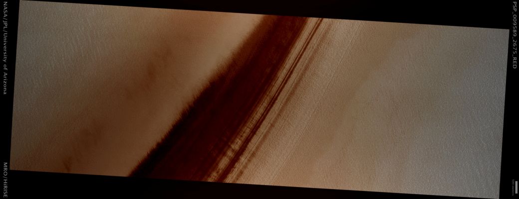 High-Latitude Exposure of North Polar Layered Deposits (possible True Colors; credits: Lunar Explorer Italia)
Mars Local Time: 15:35 (middle afternoon)
Coord. (centered): 87,5° North Lat. and 327,0° East Long.
Spacecraft altitude: 328,0 Km (such as about 205,0 miles) 
Original image scale range: 32,8 cm/pixel (with 1 x 1 binning) so objects ~98 cm across are resolved 
Map projected scale: 25 cm/pixel 
Map projection: EQUIRECTANGULAR 
Emission Angle: 15,8° 
Phase Angle: 52,4°
Solar Incidence Angle: 64° (meaning that the Sun is about 26° above the Local Horizon)
Solar Longitude: 111,8° (Northern Summer)
Credits: NASA/JPL/University of Arizona
Additional process. and coloring: Lunar Explorer Italia
Parole chiave: Mars from orbit - North Polar Features - NPLD