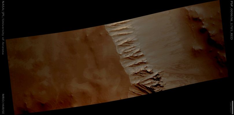 Noctis Labyrinthus Region (possible True Colors; credits: Lunar Explorer Italia)
Mars Local Time: 15:26 (early afternoon)
Coord. (centered): 9,3° South Lat. and 266,9° East Long.
Spacecraft altitude: 268,1 Km (such as about 167,5 miles) 
Original image scale range: 26,8 cm/pixel (with 1 x 1 binning) so objects ~80 cm across are resolved 
Map projected scale: 25 cm/pixel 
Map projection: EQUIRECTANGULAR 
Emission Angle: 19,2° 
Phase Angle: 75,1°
Solar Incidence Angle: 60° (meaning that the Sun is about 30° above the Local Horizon)
Solar Longitude: 115,7° (Northern Summer)
Credits: NASA/JPL/University of Arizona
Additional process. and coloring: Lunar Explorer Italia
Parole chiave: Mars from orbit - Noctis Labyrinthus Region