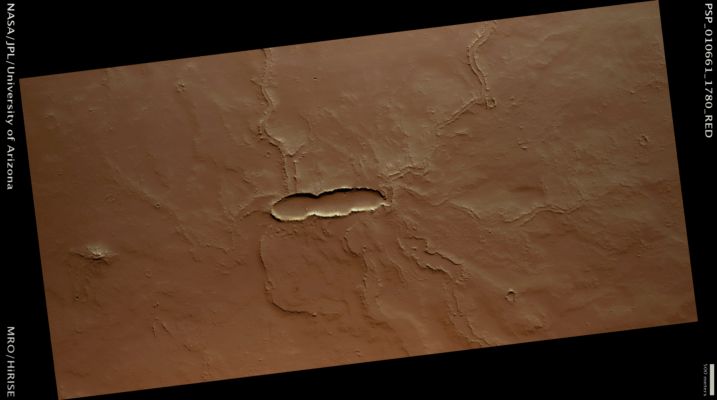 Shield Volcano with Leveed Channels in Noctis Fossae (possible Natural Colors; credits: Lunar Explorer Italia)
Mars Local Time: 15:42 (middle afternoon)
Coord. (centered): 1,9° South Lat. and 256,3° East Long.
Spacecraft altitude: 258,3 Km (such as about 161,4 miles) 
Original image scale range: 51,7 cm/pixel (with 1 x 1 binning) so objects ~1,55 mt across are resolved 
Map projected scale: 50 cm/pixel
Map projection: EQUIRECTANGULAR 
Emission Angle: 0,9° 
Phase Angle: 56,2°
Solar Incidence Angle: 57° (meaning that the Sun is about 33° above the Local Horizon)
Solar Longitude: 152,2° (Northern Summer)
Credits: NASA/JPL/University of Arizona
Additional process. and coloring: Lunar Explorer Italia
Parole chiave: Mars from orbit - Volcanic Features - Shield Volcano