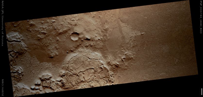 Southern Margin of Cerberus Palus (Natural Colors; credits: Lunar Explorer Italia)
Mars Local Time: 15:41 (middle afternoon)
Coord. (centered): 4,0° North Lat. and 149,0° East Long.
Spacecraft altitude: 274,8 Km (such as about 171,7 miles) 
Original image scale range: 27,5 cm/pixel (with 1 x 1 binning) so objects ~82 cm across are resolved 
Map projected scale: 25 cm/pixel
Map projection: EQUIRECTANGULAR 
Emission Angle: 4,8° 
Phase Angle: 59,7°
Solar Incidence Angle: 55° (meaning that the Sun is about 35° above the Local Horizon)
Solar Longitude: 155,6° (Northern Summer)
Credits: NASA/JPL/University of Arizona
Additional process. and coloring: Lunar Explorer Italia
Parole chiave: Mars from orbit - Cerberus Palus Region
