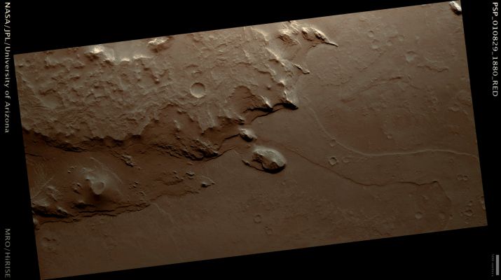 Flat-topped Sinuous Ridge contacting Pedestal Crater (possible Natural Colors; credits: Lunar Explorer Italia)
Mars Local Time: 15:42 (middle afternoon)
Coord. (centered): 7,8° North Lat. and 348,2° East Long.
Spacecraft altitude: 276,2 Km (such as about 172,6 miles) 
Original image scale range: 27,6 cm/pixel (with 1 x 1 binning) so objects ~83 cm across are resolved 
Map projected scale: 25 cm/pixel
Map projection: EQUIRECTANGULAR 
Emission Angle: 1,3° 
Phase Angle: 56,3°
Solar Incidence Angle: 55° (meaning that the Sun is about 35° above the Local Horizon)
Solar Longitude: 159,0° (Northern Summer)
Credits: NASA/JPL/University of Arizona
Additional process. and coloring: Lunar Explorer Italia
Parole chiave: Mars from orbit - Ridges