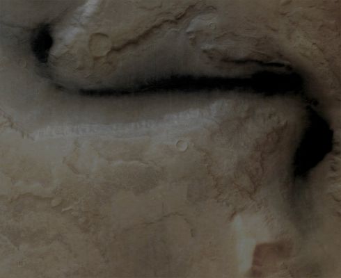 Pseudo-Lake in Reull Vallis (Absolute Natural Colors; credits for the additional process. and color.: Dr Paolo C. Fienga - Lunexit Team)
La "risposta" Lunexit, in Absolute Natural Colors, ad uno degli orrori più grandi "Made by ESA": un (brutto e pure - leggermente - sfuocato) Mars Express Frame, colorato in arancio-giallo, verde e azzurro (!) il quale fece gridare (i soliti tre pseudo-Ricercatori prezzolati) al "Lago di Reull" (guardate il frame che precede). 

Nessun "Lago", Signori: solo un Canyon colmo di sabbie ferrose ed ossidate! Meditateci sopra...
Parole chiave: Mars from orbit - Reull Vallis Region