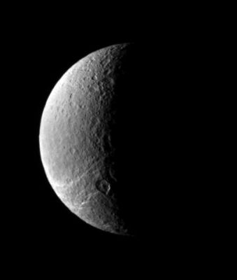 Rhea
Caption NASA:"This view looks toward Rhea's North Polar Region, where icy fractures slither away toward the South. The lit terrain in this view is on the Saturn-facing Hemisphere of Rhea. 

The image was taken in visible light with the Cassini spacecraft narrow-angle camera on Dec. 4, 2006 at a distance of approx. 773.000 Km (about 480000 miles) from Rhea and at a Sun-Rhea-spacecraft, or phase, angle of 105°. 
Image scale is 5 Km (a little more than 3 miles) per pixel".
Parole chiave: Saturn's Moons - Rhea