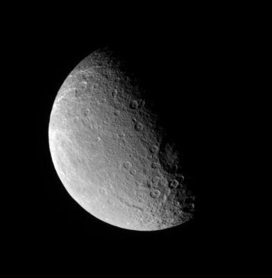 Talking about Rhea...
Cari Amici, l'ultimo articoletto che ho scritto per TruePlanets (il nostro Blog) e che è stato gentilmente pubblicato da NEXUS, sembra che abbia suscitato le ire funeste di un probabile e futuro Premio Nobel il quale, attraverso le pagine del Forum di NEXUS, ha pesantemente insultato il sottoscritto (vabbè, succede...) al punto da farsi (in parte) censurare il suo acuto intervento da uno dei Moderatori del Forum stesso. 

Perchè Vi racconto questo? Perchè non tutto il male vien per nuocere! 
E' stato infatti grazie al messaggio dell'Illustre Sconosciuto e futuro Nobel per la Fisica che io ho potuto riflettere un pò sul ruolo non solo del sottoscritto ma anche, di conseguenza, su quello del Ricercatore/Divulgatore Indipendente e "out" dal mainstream della Scienza Convenzionale.

Qui di seguito Vi riporto la mia risposta al (presumo) ragazzino/adolescente che, forte dei suoi lunghi studi e della sua grande cultura, mi ha dato dell'idiota.

Buona lettura!

"Buongiorno a tutti gli Amici del Forum,

ho letto (ieri sera) le annotazioni svolte a proposito del mio articoletto e, dopo un attimo di ovvia perplessità, mi sono reso conto che, nonostante la mia ritrosìa a rispondere e dialogare allorchè vengo - letteralmente (e gratuitamente) - aggredito, una qualche riga di replica si impone.
Ma non per chi ha espresso perplessità in maniera spettacolarmente aggressiva, arrogante e villana su quanto ho scritto (e sul cui contenuto io sono l'ultima persona a potersi pronunciare), ma per coloro che hanno svolto - in mia assenza - il ruolo di Difensori del mio lavoro.
Parlo di Gnorri, di Armando, di Guastardo e di Ariete, che ringrazio di cuore.

Parlare di me non  fa parte del mio carattere; farlo "pubblicamente", in un Forum, anche meno, però un paio di informazioni sul mio background, a questo punto, le devo a tutti. 
Ho 45 anni (quasi) ed una duplice formazione, culminata nel (faticoso) conseguimento di due lauree: una in Giurisprudenza (AD 1987 - Italia) ed una in Astrofisica (AD 1998 - Olanda). La prima laurea è stata il portato di un retaggio familiare, come spesso accade; la seconda, che mi ha richiesto ben 12 anni di viaggi e sacrifici (lavoravo, nel frattempo, come Tecnico Contratti in una Società Petrolifera e poi, dal '95, come Libero Professionista), è stata un tributo alla mia passione per l'Universo. 

E' evidente che quanto sopra non significa che sono un "Buon Giurista" e/o un "Buon Astrofisico", anzi: conosco svariate persone, con titoli e credenziali ben maggiori delle mie, che hanno difficoltà ad esprimersi in un Italiano apprezzabile e che, quando scrivono, evidenziano lacune grammaticali e sintattiche da paura. 
Le lauree, in sè, non significano "competenza" nè "genialità".
Però indicano, se non altro, dedizione e sacrificio.
E poi, se mi si concede un pizzico di credito, significano anche voglia/volontà di apprendere e di migliorarsi.

Quando scrivo di Diritto - più che altro studi e commenti su recenti legislazioni richiestimi dai miei studenti (nella Vita, oltre che il Ricercatore ed il Divulgatore, insegno) - uso un determinato approccio; quando scrivo di Scienza di Confine (sulle pagine di NEXUS c'è una discreta raccolta dei miei lavoretti, gli altri sono sul Blog della Fondazione che dirigo - Lunar Explorer Italia è la Fondazione e TruePlanets il blog), ne uso un altro.
Comune ai due approcci, c'è uno stile dialogico il quale (se poi mi sbaglio e/o nel caso non siate d'accordo, correggetemi) è improntato al Legittimo Dubitare, di quasi Cartesiana memoria. Dubitare con Ragione, tenendo sempre a mente che lo studio acritico non fa crescere, ma si trasforma, nel tempo, in mero nozionismo.

Ora, dato che faccio questo lavoro da parecchi anni, so benissimo che, a volte, ho scritto cose giuste ed apprezzabili ed altre volte cose meno giuste e meno apprezzabili. Altre volte ancora ho commesso errori, che mi sono stati fatti presenti e che hanno, poi, costituito materia di ulteriore studio ed arricchimento.
Qualche volta, i miei Interlocutori mi hanno convinto del mio errore, altre volte è accaduto il contrario, ed altre volte ancora, c'est la Vie, ognuno è rimasto sulle sue posizioni.
Ma SEMPRE il dialogo/critica/replica si è svolto all'insegna del rispetto reciproco e dell'educazione.
Ricevo lettere, da svariati Lettori, in cui sono contenute critiche ed elogi: rispondo a tutte, a patto che non contengano insulti (che qualificano chi li pronuncia e non chi li riceve) nè strumentalizzazioni più o meno becere di quello che ho scritto.

Nel caso di specie, io mi sono riletto con calma il pezzo "incriminato" e, a parte una sequela di insulti più o meno espliciti, non ho trovato nulla che potesse giustificare le dichiarazioni dell'Illustre Sconosciuto che mi ha "dedicato" questo post.
E' evidente che chi si muove, come me, tra Scienza Convenzionale ed Ipotesi (provocatorie) di Confine, la strada è dura e difficile, ma è pure vero che, per scrivere un articoletto come il mio - quand'anche fosse infarcito di "bislacche teorizzazioni" e di "dichiarazioni da mitomane" - occorre un pizzico comunque di Competenza (magari fraintesa, ma ci vuole) e tanto Coraggio.

Competenza e Coraggio che, nella "critica" rivoltami, proprio non vedo.

Non posso spiegare in un margine accettabile di tempo il substrato di tutto quanto dedotto nell'articolo, ma vorrei evidenziare solo questi 4 aspetti:

1) non ho mai messo in dubbio le Leggi della Fisica; metto in dubbio la loro assolutezza ed applicabilità nell'intero Universo che, mi pare, siamo ancora ben lontani dal poter dire di conoscere;
2) le orbite stabili in ambienti planetari caratterizzati da micro-gravità e non solo, ma anche distinti da interazioni con altri Corpi Maggiori e prossimi, non esistono (se non sulla carta e nella testa di qualche LabRat che opera in condizioni controllate ed in Sistemi Statici);
3) il compito del Ricercatore/Divulgatore in questo campo e nel campo della Scienza di Confine non ricalca il compito dello Scienziato Convenzionale: le "Leggi" che si applicano alle due figure professionali, al pari dei contesti in cui essi operano, sono molto diverse;
4) la Ragione, l'Umiltà ed il Possibilismo, a mio parere, porteranno, un giorno, la nostra Scienza ad essere davvero "Umana" e "Vicina all'Uomo"; l'arroganza e la cieca certezza, invece, sono solo due portati transitori della "Cultura" (Scientifica e non) di oggi e, sempre a mio parere, non avranno vita lunghissima.

Tutto qui. Per dialogare sul "merito" del mio lavoro (senza annoiare tutti, anche i non interessati a Newton & C.), mi si può scrivere a Sugarmoon@intercom.it.
Per dissentire, non c'è problema: lo si può fare ovunque.

Per insultare ed aggredire, senza neppure presentarsi con nome e cognome (e, magari, anche un pizzico di CV...), credo che non esista un "posto giusto". Certo non lo è questo Forum.

Grazie ancora a tutti ed un caro saluto

Dr Paolo C. Fienga/Arcadia" (Arcadia è il mio nickname sul Forum di NEXUS)

Una considerazione finale: Diritto di Critica? SI, SEMPRE! 
Diritto di insulto? Beh, quello lo lascio ai fenomeni che nobilitano il nostro Paese con la loro sola presenza...
Parole chiave: Saturn's Moons - Rhea
