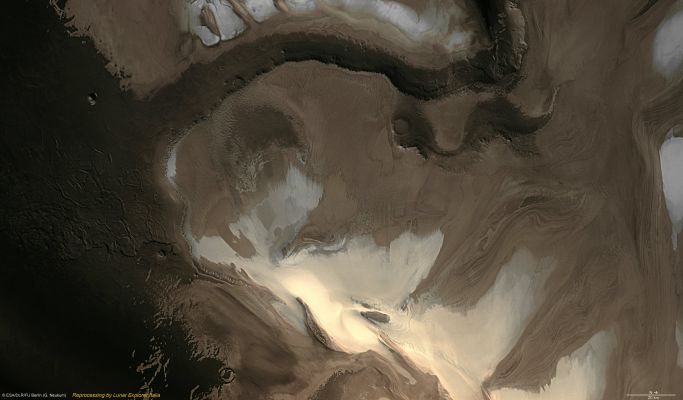 North Polar Features: Rupes Tenuis (Natural Colors; credits: Lunar Explorer Italia)
Caption ESA:"ESA’s Mars Express Orbiter imaged the snow-laden region of Rupes Tenuis on the Martian North Pole on July, 29th, 2008. 
Rupes Tenuis is located at the southern edge of the Martian North Polar Cap, approx. 5500 Km North-East of the Tharsis Province. 
The image shows an area located at about 81° North Lat. and 297° East Long. and has a ground resolution of approx. 41 mt/pixel. It covers an area of about 44.000 Km2 (such as almost as large as the Netherlands)".

Nota Lunexit: secondo noi, questa "immagine" (che in realtà dovrebbe essere un fotomosaico) NON E' reale. L'immagine...NON E' un'immagine reale di Marte (è solo una ricostruzione virtuale, nello stile tipico della - sempre più ambigua e sopravvalutata - ESA). 
Parole chiave: Mars from orbit - Rupes Tenuis