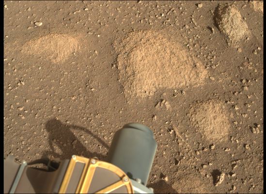 Sol 2 - The Ground
Caption NASA:"NASA's Mars Perseverance Rover acquired this image using its Right MastCam-Z camera. MastCam-Z is a pair of cameras located high on the Rover's Mast. This image was acquired on Feb. 23, 2021 (Sol 2) at the local mean solar time of 16:20:52".

Non cambia mai nulla. A qualsiasi latitudine o Longitudine, la Superficie di Marte "appare" SEMPRE la stessa. Stesso colore e stessa texture. Magari avranno ragione "Loro"...Ma a me, qualche dubbio, resta.
Parole chiave: Martian Surface