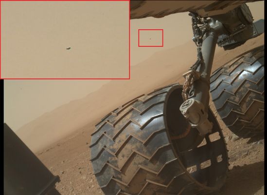 The First "Martian Fly" of Gale Crater? - Sol 34 (RAW Natural Colors; credits for the additional process. and color.: Dr Gianluigi Barca/Lunar Explorer Italia/Italian Planetary Foundation) 
Quante ne abbiamo viste di queste "mosche" nei frames Spirit ed Opportunity? Innumerevoli. Si tratta di un image-artifact ripetitivo? Forse. Ma va comunque detto che gli image-artifacts ripetitivi "autentici" (ossìa quelli derivanti da un vizio fisico di una delle lenti - o dei filtri/colore - delle fotocamere presenti sui Rover) si ripetono su ogni frame, nello stesso punto, e sono SEMPRE ASSOLUTAMENTE (ed ovviamente) UGUALI! Questo "vizio" lo vediamo anche in altri frames del MER Curiosity e sempre nel medesimo punto? No. Allora potrebbe anche non trattarsi di un image-artifact e SICURAMENTE non di un image-artifact derivante da vizio (lesione) della lente. Di che cosa si tratta? Non ne abbiamo idea.
Complimenti al Dr Barca per il suo solito "Occhio", davvero eccezionale (anche dopo anni di ricerche e di sforzi visivi davvero non indifferenti)!
Parole chiave: Spacecrafts - MER Curiosity - Wheels and Surface