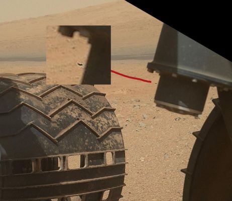 NOT a "Martian Fly"! - Sol 34
Risolto il "Mistero" della "Mosca Marziana": grazie all'attenzione prestata a tutti i dettagli (anche i più nascosti) del frame da parte del nostro Grande Amico e Senior Partner, Gianluca Caricchia (alias "Omomoto") abbiamo scoperto che il particolare controverso è un image-artifact, ossìa non si tratta di un oggetto reale, bensì di una aberrazione dell'immagine. A scopo di promemoria, Vi ricordiamo che questa "aberrazione" che chiamiamo "artifact" può avere diverse origini e caratterizzazioni. Ad esempio, essa può essere causata da un vizio nella trasmissione del frame a Terra (ex.: "dead pixel"), altre volte da un gioco di luci ingannevole o da un contrasto eccessivo luce/ombra o anche da riflessi (ex.: "lens flares" e "strutture effimere") ed altre volte ancora da un vizio "fisico" della fotocamera (ex.: scheggiature e/o graffiature della lente o di un filtro/colore oppure presenza di uno o più corpi estranei - polvere o particolato - all'interno della fotocamera). 
In questo caso specifico, la nostra ipotesi è che ci si trovi davanti ad un vizio fisico della fotocamera (probabilmente una microscopica serie di tre corpi estranei, due minori ed una maggiore - la "Mosca", appunto). Che altro dire? Complimenti a TUTTI, poichè è così che si fa vera Ricerca e Divulgazione: guardando, scoprendo e poi verificando, con ognuno di noi che agisce in piena indipendenza e con TUTTI noi che agiamo sempre in piena Onestà Intellettuale. Più di così...
Parole chiave: Spacecrafts - MER Curiosity - Wheels and Surface