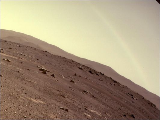 Martian Rainbow? - Sol 43 (Natural Colors; credits for the add. process.: Lorenzo Leone)
Un Grande Complimento all'Amico e Partner Storico di Lunar Explorer Italia, Lorenzo Leone (a.k.a.: "Anakin"). Stiamo realmente osservando (in questo frame, appena percettibile, nel quadrante superiore a Dx dell'Osservatore, un autentico "Arcobaleno" Marziano? Sinceramente, la nostra impressione (prima) e risposta (poi) é "Si". Un grande colpo d'occhio di Lorenzo - perché, in Colori Naturali - l'Arcobaleno è difficilissimo da individuare. 
Ma c'é. Che poi i Nostri Amici di Pasadena non vedano mai niente, tranne sassi e qualche nuvoletta, non é colpa Nostra. E' (ancora una volta) Merito Nostro se Vi possiamo offrire qualcosa che, su altri Siti, sinceramente fareste moltissima fatica a trovare. Semmai la trovaste... 

Un Abbraccio a Lorenzo Leone, un Grande "Bravo" a Lui, ed alla via così.
Parole chiave: Martian Sky - Possible Rainbow