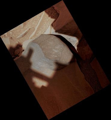 "Bathurst Inlet" Rock - Sol 54 (Absolute Natural Colors; credts for the additional process. and color.: Dr Paolo C. Fienga/Lunar Explorer Italia/Italian Planetary Foundation)
...Solo per evidenziare agli Amici di Lunar Explorer Italia la differenza che esiste tra il color processing adottato dalla NASA/JPL-Caltech (in collaborazione con il Malin Space Science Systems) e quello adottato da noi. E attenzione: qui non si discute di "estetica", ma di "verosimiglianza"! Il color processing NASA (quello del frame che precede, tanto per intenderci), presuppone l'esistenza di una nebbia gialla FITTA E COSTANTE! Una nebbia che, laddove esistesse davvero, impedirebbe di vedere oltre i 5/8 metri! Ora, che su Marte esista una discreta Opacità Atmosferica nessuno ne dubita. E nessuno dubita che Marte abbia una Dominante Cromatica giallo/arancio. 
Ma quello che le foto colorizzate "ufficiali" fanno vedere e vorrebbero rappresentare, secondo noi, è un Marte che - semplicemente - non esiste, se non a Pasadena e nella testa dei Signori del MSSS. Poi, giustamente, ognuno la può vedere come vuole. Ergo...Giudicate Voi!
Parole chiave: Martian SUrface - Rock - Gale Crater - Bathurst Inlet