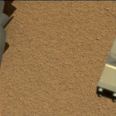 Unusually-looking bright Object near Curiosity - Sol 6 (Natural Colors; credits for the research and the additional process.: Dr Gianluigi Barca/Lunar Explorer Italia/Italian Planetary Foundation)
....E dato che la "Stranezze Marziane" non finiscono mai, eccone un'altra: siamo al Sol n. 6 di Curiosity e, come vedete bene, c'è un piccolo oggetto (siamo nell'ordine del centimentro e mezzo, o poco meno), a forma di "sferula" (o magari di "goccia"?!?), di color argento brillante, proprio "ai piedi" del Rover. Che cos'è? Un ennesimo pezzo di qualcosa che si è staccata dal Rover, o dai suoi rivestimenti, o dallo Sky-Crane? Secondo noi - ma lo diciamo "ad intuito puro" -, no. Questo oggetto che giace sul suolo di Gale è qualcosa che c'era già. Non c'è nulla del Rover, nè dei suoi rivestimenti e nè dello Sky-Crane che potrebbe assomigliare a questa "sferula argentea".
Che cosa sarà? Noi non ne abbiamo idea, non lo sappiamo e, probabilmente, non lo sapremo mai. Complimenti grandissimi al Dr Barca (Big "G") per questa ennesima Perla che, purtroppo, non troverà l'eco mediatica e scientifica che meriterebbe AMPIAMENTE!

Errata Corrige: mi segnala il Dr Barca (Big "G") che questa "Sferula Argentea" è, in realtà, lo stesso oggetto ripreso poi nei Soles seguenti (e cioè il "pezzettino di plastica" che non si sa bene da dove si sia staccato). Io, sinceramente, non saprei e non ho la stessa sensazione. Tuttavia, una qualsiasi certezza, al riguardo, non saprei proprio come poterla acquisire e quindi mi affido a quanto segnalatomi dal sempre eccezionale e puntualissimo Big "G".
Parole chiave: Martian SUrface - Unusually-looking Object - Gale Crater