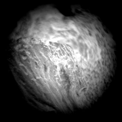 Lifeform?!? - Sol 88 (Credits for the research: Pierluigi Ruggeri/Lunar Explorer Italia/Italian Planetary Foundation)
Nel ringraziare il nostro Nuovo Amico e Compagno di Viaggio, Pierluigi Ruggeri, per l'interessantissima segnalazione, desidero quotare quanto da lui scrittomi quando gli ho parlato, a proposito del contenuto di questo frame, di "possibile Scoperta": "...sono convinto che non si scopre niente, ma si ritrova sempre qualcosa...". 
Si, è vero: parole di grande Saggezza ed Equilibrio. Quella Saggezza e quell'Equilibrio che, quando leggo le dichiarazioni degli Amici di Pasadena - oppure di altri Scienziati e Ricercatori "Professionisti" i quali si occupano dell'investigazione "a tutto tondo" del Pianeta Rosso -, proprio non riesco a trovare. 

A leggere costoro, si passa con estrema nonchalance dal "nulla di nuovo sotto il Sole" alle "possibili Scoperte Epocali", e poi ci si ritrova SEMPRE a discutere del solito niente. Mai un seme di Speranza o di (sano) Possibilismo, mai una Voce "fuori dal Coro", mai un'Ipotesi - anche quietissima, ci mancherebbe! - di "sorpresa" nell'analisi di quelle che sono, sempre e comunque, "Cartoline da un Mondo Alieno". 
Nulla. 
Tutto ciò che si osserva è SEMPRE e COMUNQUE parte del "prevedibile", del "si supponeva", del "conferma quanto si sospettava o si sapeva già da tempo". Va bene. Ne prendo atto. Ne prendiamo atto. La nostra Scienza, evidentemente, ha già capito tutto (o quasi tutto), e l'Investigazione di altri Mondi è solo finalizzata alla ricerca di conferme. 
Bene. 

Io, però - e lo dico e scrivo sinceramente -, nonostante un abbondante quarto di secolo trascorso a studiare ed a documentarmi (a livello Universitario ed oltre), non mi ero proprio accorto che fossimo così "avanti". No, proprio non me ne ero accorto. Mi scuso e faccio ammenda.
Ed a questo punto esprimo la mia (umilissima ed insignificante, lo so) opinione: a mio parere la nostra Scienza ci ha insegnato TANTO. Anzi: TANTISSIMO! Ma questo "tantissimo", laddove paragonato a quello che dobbiamo (e dovremmo, se avessimo anche solo un minimo di Umiltà) ancora imparare, è parente stretto del nulla. 
Dello Zero. A mio modo di vedere, quello che oggi fa la Scienza "Convenzionale" è "rassicurare". E' dirci (e ripeterci, sino alla nausea) che "va tutto come doveva andare, come pensavamo che fosse e come avevamo già dimostrato dovesse essere". 

Perchè questo atteggiamento? Non saprei. Io credo che l'Equilibrio, nella Scienza come nel vivere quotidiano (che di "scientifico", purtroppo, ha men di niente), sia essenziale, e che il tempo dei "proclami", specie in un ambito come quello che trattiamo su queste pagine, debba essere dimenticato. 
Tuttavia, tra il "proclamare" (appunto) scoperte inesistenti (o altamente questionabili o, magari, ancora in fieri) ed il restare sulle linee continue della "mancanza di meraviglia" e della (a ben vedere) "investigazione canonicamente eseguita" ma, ahinoi, assai di frequente (e lo scrivo per ESPERIENZA DIRETTA!) "superficiale e strabica", ce ne passa!

Quante foto di "sassi" (si: dei banalissimi "sassi", ancorchè Marziani), ampiamente commentate e studiate dalle "Best Minds" della NASA e delle Maggiori Università Americane (e non) abbiamo visto negli ultimi anni? Incontabili. 
E, d'altra parte, quante immagini "intrinsecamente stupefacenti", per contenuto ed implicazioni possibili, abbiamo visto commentate e studiate, sempre negli ultimi - diciamo - 8/10 anni, dai medesimi personaggi di cui sopra? Semplice: nessuna. 
O forse una, ottenuta dal Rover Spirit oltre 8 anni fa e riguardante una (comunque, ed a parere della NASA, "spiegabilissima") "Striscia di Luce" apparsa nel tardo Cielo Marziano, sopra il Cratere Gusev.

Noi, come Gruppo di Ricerca Lunar Explorer Italia (e, da qualche mese, anche come Italian Planetary Foundation), negli ultimi otto anni, abbiamo proposto centinaia di immagini "controverse" ed abbiamo lanciato pietre in uno stagno (perdonatemi la metafora) le cui acque sono, a dir poco, immote. 
E sapete che cosa abbiamo ottenuto, nonostante ci si sia mossi SEMPRE con pragmatismo, cautela e, nei limiti delle nostre capacità e competenze, Professionalità? Nulla. Anzi: ci siamo pure beccati (io per primo) qualche bella serie di insulti (ovviamente provenienti da anonimi codardi). 

E perchè? 
Perchè "abbiamo (ed ho, spesso, in prima persona) messo in dubbio la Scienza" ed i suoi "Canoni" (oltre che i suoi "Contenuti").

Beh, se uno Scienziato è VERAMENTE tale, io credo che il suo compito debba essere, istituzionalmente, SOLO UNO: dubitare. Sempre. Di tutto. Perchè solo dubitando si cresce (come persone e come professionisti), si cerca di più e meglio, si scopre qualcosa di nuovo (a volte) e, alla fine, si può anche arrivare - chissà... - a "riscrivere la Scienza e la Storia". 
Ma la tristissima Verità è che, oggi, non c'è posto per coloro che dubitano, nè negli Atenei, nè nelle Istituzioni di Ricerca ultra-Universitarie. C'è bisogno di conferme. Di ulteriori conferme. E di omologazione: di idee, processi, fatti e Leggi. Nulla di più. E chi "esce fuori dal coro", deve essere "isolato" e, preferibilmente, "sputtanato" - sorry per la volgarità. Deve essere (per ora non ancora "fisicamente", ma quasi...) eliminato. Messo "out". Fuori. 

Uno scenario deprimente, ma visibilissimo: basta (saper) cercare e leggere...

Tutto ciò premesso, ritorno all'inciso iniziale di Pierluigi: "scoprire no, ritrovare si". Ecco, in questo semplice e correttissimo inciso, il Valore del nostro Comune Lavoro: forse (anzi, CERTAMENTE) non scopriremo mai nulla, ma QUALCOSA, DI CERTO, finiremo con il ritrovarla". 
E, forse, di "cose ritrovate", su queste pagine ("cose" che hanno l'apparenza, il colore e, a volte, anche il "sapore" della "Vita", nel senso più ampio e profondo, e perciò Universale, del termine) ce ne sono davvero tante. L'ultima, in ordine di tempo, ma certo non la meno importante, è quella che Vi proponiamo in questo frame, il quale è passato - direi ovviamente... - inosservato ed incommentato.

Un rilievo "tubolare" (sconcertante nella sua chiarezza e molto ben evidenziato dall'aumento di contrasto operato sul frame Originale NASA - Curiosity), che tanto ci ricorda alcune Forme Vitali Acquatiche Terrestri, sia Marine, sia Lacuali e Fluviali. 

E' un fossile? E' una "testimonianza" di qualcosa che c'era una volta ed ora non c'è più? E' esso stesso una "Forma Vitale Indigena"? A queste domande, lo sapete, noi non possiamo rispondere. Però il "dubbio" che tutto quanto ci sia stato raccontato sino ad oggi, a proposito di Marte (e non solo...) dalla "Scienza Convenzionale" (o "Ufficiale", come dicono alcuni) non sia proprio esatto, ci è venuto. 
Ed è proprio su questo Dubbio, così simile ad un terreno sdrucciolevole e periglioso, che noi, poveri mortali, cerchiamo quotidianamente di muoverci, di camminare e, a volte, anche di correre. Il tutto restando SEMPRE ben saldi nella TESTA e sulle GAMBE!

Pensateci sopra...

Un Grande Ringraziamento a Pierluigi Ruggeri, ed ancora "Benvenuto"!

Dr Paolo C. Fienga - Lunar Explorer Italia - Italian Planetary Foundation
Parole chiave: Controversial