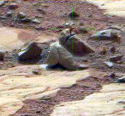 "The Horned Mars"... - Sol 198 (False Colors; credits for the additional process. and color.: Elisabetta Bonora and Marco Faccin/Lunar Explorer Italia/Italian Planetary Foundation)
Osservate bene: è, a nostro modestissimo parere, impossibile non vedere ed è impossibile non ritenere questa Configurazione Superficiale una, se non altro, "Singolarità". Poi, per l'Amor di Dio, ognuno può credere quello che vuole (anche alle "spiegazioni" - con "s" rigorosamente minuscola... - della GRANDE NASA), però per arrivare a dire (così come inevitabilmente accadrà) che questo "dettaglio" è qualcosa di "normale", ci vuole una faccia di bronzo di "Caratura Suprema"!....
Parole chiave: Martian Surface - Gale Crater - Controversial
