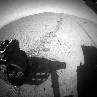 Watch carefully! - Sol 369 
ATTENZIONE ai "punti neri". Specialmente quello a Sx. NON si tratta di difetti delle lenti od image-artifacts.
Parole chiave: Martian Surface and Sky