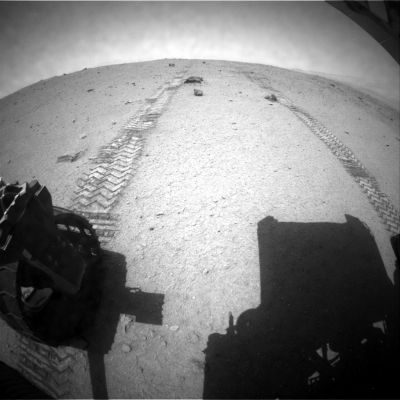 Image Artifacts - Sol 369
Puntini bianchi. Difetti nella trasmissione dell'immagine o "noise" (-> rumore elettronico, elettrostatico, dead pixels, interferenze con altro/i segnali. Decidete Voi). Ma i "punti neri" che avete visto prima e che rivedrete (nel Sol 370), qui, non ci sono. Ergo (quello che avete visto prima e che rivedrete nel Sol 370), NON sono difetti delle lenti (polvere, graffi, depositi di ignota natura ecc.).
Parole chiave: Martian Surface and Sky