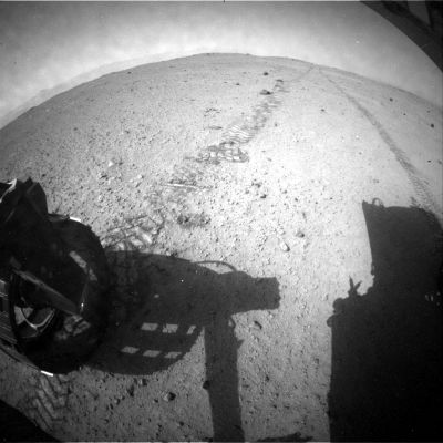 Cosmic Ray? - Sol 369
Possibile Raggio Cosmico a Dx del frame (pessimo, come gli altri). ATTENZIONE: in alto, in centro. Può essere una "prova" di "oggetto ignoto" che sorvola la zona oppure di errore nella trasmissione dei dati. Ma NON è un vizio delle lenti del Rover.

p.s.: se riuscite a vederla, la linea interrotta bianca in alto (e che va da Sx a Dx) è indicazione dell'esistenza di un file audio associato al frame.
Parole chiave: Martian Surface and Sky