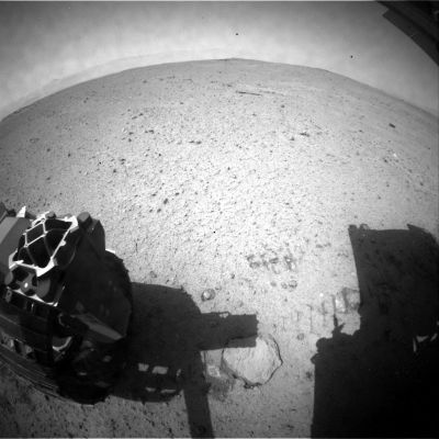 Watch carefully! - Sol 370
Guardate i due "punti neri". Quello a Dx è - probabilmente - un difetto dell'immagine. L'altro, più centrale, no. Perché? Semplice. L'immagine, in sè, fa schifo. Ma se la magnificate, noterete il classico effetto di sovra-saturazione, tipico di oggetti ad elevata Albedo (metallici o cristallini) che riflettono la luce del Sole. Perché è "nero", allora? Perché le immagini di questo tipo si propongono in ciò che chiamo "negativo parziale" (ossia: ciò che dovrebbe brillare, diventa scuro). Un "Dono" dei Fenomeni della NASA. Ma, forse, siamo più "fenomeni" noi.

Caption NASA Originale:"This image was taken by Rear Hazard Avoidance Camera (Rear Hazcam) onboard NASA's Mars Rover Curiosity on Sol 370 (2013-08-21 08:41:48 UTC)".
Parole chiave: Martian Surface - possible Anomaly