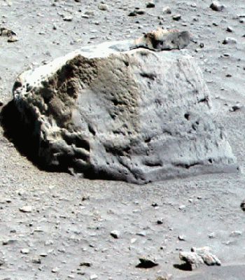 Do You See?!? - Sol 41 (GIF-Movie; credits: Dr M. Faccin)
Questo bellissimo GIF-Movie realizzato dal nostro Dr Faccin ha suscitato, in ordine ai suoi contenuti ed a quello che potrebbe mostrare, delle "controversie interpretative" anche all'interno di Lunar Explorer Italia: un fatto, quest'ultimo, che ci ha spinto a considerare ancora una volta il dato per cui, in ipotesi di immagini controverse, la "differenza", spesso, la fanno gli "occhi di chi guarda".

Allora, dato che i deadlocks non servono a nessuno e visto che qui, sulle nostre pagine, vogliamo tutti capire (o almeno vogliamo provare a capire!) ciò che si vede, per questa volta non Vi diremo nulla: nessuna "dritta", nessun "suggerimento", nessuna "informazione circostanziale".

Solo una domanda: Voi...Vedete qualcosa?!?...
Parole chiave: GIF-Movie