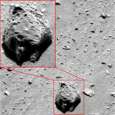 Unbelievable Surface Feature (or Surface "Creature"?!?) - Sol 45
Individuata dal sempre più attento ed acuto Dr Gianluigi Barca, questa Surface Feature è, come minimo, inquietante: la sua forma ricorda una specie di tartaruga - ancorchè deforme, se non altro in accordo agli standard Terrestri - e, se osservate con attenzione, dalla sua porzione frontale emerge una sorta di "Testa" che presenta delle evidenti - e sconcertanti - caratterizzazioni che fanno rientrare anche questo "oggetto" nella Classe dei Rilievi Superficiali Antropomorfi.

Guadate bene: ci sono gli occhi, scuri ed infossati, il naso - appena accennato - e la bocca, piccola ed aperta. 

Si tratta d una roccia? Beh, la nostra formazione ed il necessario pragmatismo che devono sempre contraddistinguerci dicono "si, certamente: è una roccia strana e non può essere nient'altro".

Però...Però guardatela bene: non cogliete anche Voi, nei suoi dettagli, anche quelli più piccoli, un qualcosa di strano e, come si diceva prima, di inquietante?...
Parole chiave: Martian Surface - Extremely Controversia Surface Feature - The "Turtle"