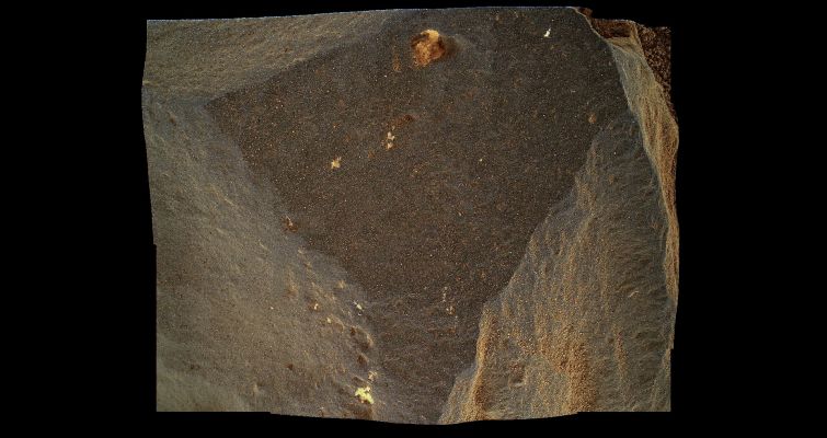 Gold?!? - Sol 472 (an Image-Mosaic in Natural Colors; credits for the additional process. and color.: Elisabetta Bonora and Marco Faccin/Lunar Explorer Italia/Italian Planetary Foundation)
Il titolo del frame è una "provocazione", e non lo è. Mi è capitato, infatti, nella Vita, di vedere dell'Oro sia "libero" (le classiche "pepite" di fiume, ad esempio), sia ancora "incastonato" nella roccia (come è quello che viene estratto dalle miniere). L'elaborazione del frame, è in Colori Naturali, ed il Colore Naturale dell'Oro è proprio quello che caratterizza il dettaglio posto sul margine superiore dell'immagine. Sarà Oro davvero? Beh, su Marte, a quanto pare (ed in accordo a recentissime scoperte, ancora non pubblicizzate), esistono (o meglio: esisterebbero) Diamanti - anche di cospicue dimensioni - sparpagliati sulla Superficie. Se questo è vero, allora perché escludere la possibilità che vi sia anche dell'Oro (o altri Minerali, per noi Terrestri, preziosi) in bella vista, sulla Superficie di Marte?...
Parole chiave: Martian Surface - Controversial - "Gold"