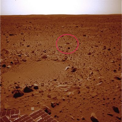 Another "Silver Anomaly" (1) - Sol 50 (context image)
Assieme alla sempre affascinante (ed ancora inspiegata ed inspiegabile) "Silver Sphere", un nuovo enigma argenteo che ci porta alla mente ipotesi esotiche e scenari Alieni per definizione.
Nel ringraziare il Dr Gianluigi Barca - Presidente di Lunar Explorer Italia, Sez. Liguria e Piemonte - il quale ha trovato questi frames interessantissimi e di tre Soles anteriori rispetto al frame-base che abbiamo utilizzato per le nostre ricerche (e relativo al Sol 53), noi non possiamo fare altro che rimettere alla Vostra prudenza la valutazione sul "che cosa" questo artefatto potrebbe o non potrebbe essere. 

Manufatto Alieno? Frammento del "nest" in cui il MER Spirit era rinchiuso? Evidenza oggettiva che questa fotografia è falsa (e cioè NON è stata scattata realmente su Marte? Come sempre, quando si parla di Marte (o di Luna, o di Spazio in generale) ce n'è per tutti i gusti, le competenze e le idee ed ognuno di noi, a condizione che sia capace di sostanziare la propria idea - e senza deridere le opinioni altrui -, può legittimamente credere e sostenere quello che vuole...  

Parole chiave: Martian Surface - Rocks, Sand and Debris - Controversial