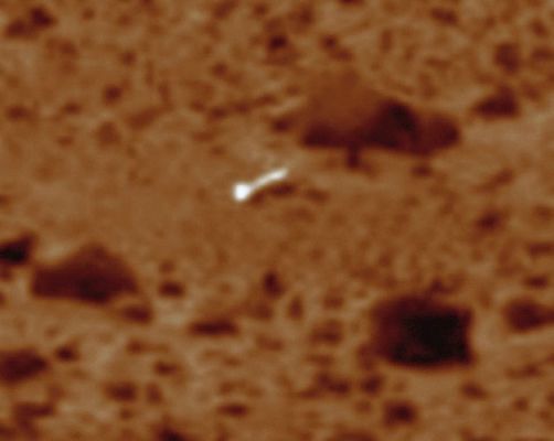 Another "Silver Anomaly" (2) - Sol 50 (extra-detail mgnf)
La forma dell'oggetto è affusolata e (apparentemente) liscia, del tutto priva di asperità e di angoli vivi; il colore è argenteo (metallico) e l'oggettiva "alienità" di questo dettaglio in rapporto al paesaggio circostante è ovvia.
L'oggetto, inoltre, potrebbe trovarsi in loco da (relativamente) poco tempo.

Di che cosa si tratta?
Parole chiave: Martian Surface - Rocks, Sand and Debris - Controversial