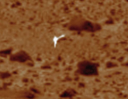 Another "Silver Anomaly" (4) - Sol 50 (extra-detail mgnf)
Ed ecco, per gli scettici a tutti i costi, l'evidenza oggettiva che l'oggetto ha un'origine metallica: si tratta dell'"Effetto Goccia" (che ormai dovreste conoscere tutti). In poche parole, l'Effetto Goccia è un image artifact che deriva dalla sovraesposizione di un corpo altamente riflettente (pensate, per esempio, ai pannelli solari dei MER allorchè essi vengono ripresi mentre il Sole si riflette sulle loro componenti metalliche non dipinte o rivestite di altro materiale - oppure alla stessa Antenna Mast dei MER).

Dunque: il manufatto è metallico. Ora resta da chiarire la sua origine e, perchè no?, il suo scopo...

Avete delle idee al riguardo? Scriveteci o commentate on-line!
Parole chiave: Martian Surface - Rocks, Sand and Debris - Controversial