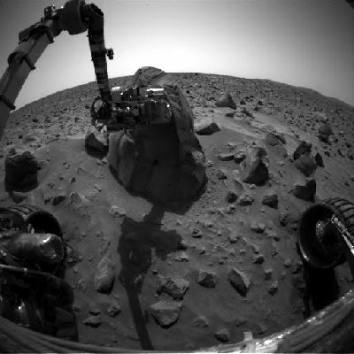 "Scrubbing" Humphrey... - Sol 51 (GIF-Movie; credits: Dr Marco Faccin)
Uno splendido GIF-Movie ci mostra, oltre alla (leggera) "grattatina" che il RAT (Rock Abrasion Tool) di Spirit diede all'enigmatico (pseudo)macigno conosciuto come Humphrey, anche un suggestivo (e davvero quasi impercettibile) "lampo di luce" che arriva dall'orizzonte.
Ma attenzione: il "lampo" non dovrebbe essere un image-artifact: secondo noi, infatti, correlando lo spostamento dell'ombra (visibile in basso) all'istante del flash (visibile in alto a Dx dell'Osservatore, tra ore 02:00 e 03:00), possiamo ragionevolmente ritenere che si tratti del riflesso dei raggi del Sole sull'ancora lontano Heat-Shield di Spirit - il quale, come ricorderete, si trovava (e si trova tutt'ora, riteniamo...) proprio sul bordo (rim) del medio-piccolo cratere Bonneville.

Se l'ipotesi "riflesso" non Vi convincesse, noi siamo open verso nuove teorie ed ipotesi: basta che scriviate...

Bellissimo filmato, comnque, e grandi complimenti al Dr Faccin!
Parole chiave: GIF-Movie