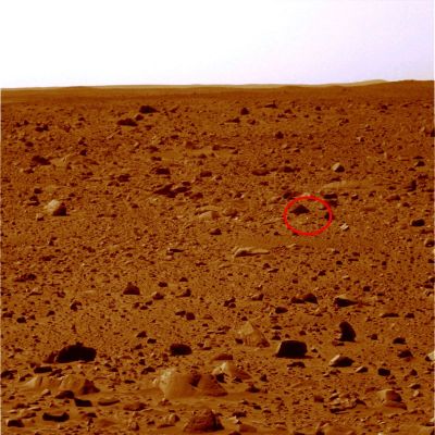 A piece of metal is shining in the Sun? (1) - Sol 52
Sempre dall'occhio attento del Dr Gianluigi Barca, un nuovo scintillìo metallico (le cui caratteristiche visive sono talmente peculiari da renderlo del tutto inconfondibile) caratterizza la distesa pietrosa di Gusev, non troppo lontano dall'area di landing del MER Spirit. Ed è proprio questo elemento (e cioè la non grande distanza esistente fra il Landing Site e la zona di ritrovamento di questi artefatti metallici) il quale, a voler essere estremamente pragmatici, ci potrebbe suggerire una loro origine non indigena. Si potrebbe trattare, infatti, di frammenti metallici (bars and bolts, ad esempio) i quali si sono staccati dal "guscio" in cui Spirit era rinchiuso all'atto del landing - un landing che, nonostante gli airbags e l'atmosfera ridotta, è comunque rude e periglioso (rough landing, come dicono alla NASA).
Questa è, insomma, l'idea suggeritaci dalla razionalità.

Le Vostre opinioni al riguardo saranno sempre benvenute!
Parole chiave: Martian Surface - Rocks, Sand and Debris - Controversial