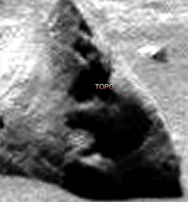 The "Rat" is back!
Si, certo: NON è un "Topo". 
Ma questa Surface Feature, ripresa dal Rover Spirit durante l'ormai lontano Sol 55 della sua Missione Marziana all'interno del Cratere Gusev, assomiglia in maniera, a parere di chi scrive, "incredibile", ad un tipico roditore terrestre. Il frame originale è stato leggermente ingrandito ed i contrasti sono stati pure leggermente esaltati, così da enfatizzare il profilo della Feature. 
Quello che si vede ("topo" o "non topo") è semplice, e credo sia difficile dimostrare il contrario: abbiamo una roccia con una vasta crepa latitudinale che "guarda" verso il Rover. Da questa crepa, sembra che "qualcosa" si stia sporgendo verso l'esterno, e questo "qualcosa" è reale, dato che la sua "porzione frontale" (il "muso", se volete) proietta anche una netta ombra sul bordo della roccia da cui esso pare fuoriuscire. 
Se osservate la Feature con ESTREMA ATTENZIONE, noterete che dei leggeri dettagli superficiali sono chiaramente visibili e sembrano essere degli "occhi", delle piccole "orecchie" ed una parvenza di "naso", con un leggero rigonfiamento all'altezza di quelle che potremmo chiamare "guance". Il resto del "corpo" della Feature, è immerso nell'ombra. 

Non è un "topo", certo: lo so e lo sappiamo BENISSIMO! Ma è una Feature veramente inusuale che, a parere di chi scrive, può tranquillamente essere definita come "Anomalia di Superficie". E' una "stranezza", una ennesima (ancorchè vecchiotta, ormai...) "Martian Oddity". E chiunque ritenga di essere in grado di spiegare con un ragionevole margine di certezza di che cosa si tratta, non deve fare altro che scrivere o commentare...
Parole chiave: Martian Surface - Controversial - "The Rat"