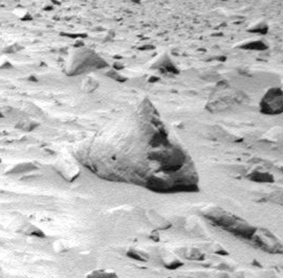 The "Martian Rat" strikes again! (1 - credits: Lorenzo Leone)
Dal nostro Carissimo Amico, Socio e Collega, Lorenzo Leone, una nuova pagina di riflessioni sull'ormai "famoso" Topo Marziano il quale, volenti o nolenti, è ancora qui, dopo quattro anni di analisi e di riflessioni, a mostrarci il suo muso e le sue bizzarre fattezze.
Ma soprattutto, è ancora qui a mostrarci la sua "tana rocciosa": una "tana" che, piaccia o meno, è ancora uno dei più intriganti ed irrisolti enigmi superficiali individuati sul Pianeta Rosso.

Ma ora cediamo la parola a Lorenzo Leone, per le Sue riflessioni:"...Visti gli ultimi commenti riguardanti "The Rat", riprendo in cosiderazione le 2 immagini effettuate da Spirit durante i Sol che vanno da 56 a 60, ed estrapolando solo il particolare di quella roccia.
Analizzando e rielaborando i frame non è possibile, almeno per me, ottenere risultati migliori e più certi ("certi" si fa per dire perchè, finchè non saremo in loco...) riguardanti ciò che avviene su quella roccia, utilizzando filtri di vario genere. 
Perchè in effetti "qualcosa", su quella roccia, accade. Ma cosa?
Allo stato attuale io escluderei effetti dovuti alla compressione dell'immagine. 

Per qualche strano motivo quella roccia cambia le sue sembianze. 
Cambia la sua fisionomia...".
Parole chiave: Martian Surface - Anomalous Surface Feature - The Rat