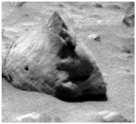 The "Martian Rat" strikes again!
Un sentito ringraziamento al nostro Amico e Socio, Sig. Fabrizio de Vitis, il quale, operando su un frame "storico" (almeno per Lunar Explorer Italia e per qualcuno dei suoi Soci e Collaboratori più anziani) ha, di fatto, riscoperto e rivalutato una teoria che fu – sebbene molto timidamente – già da noi portata avanti (ma poi abbandonata per carenza oggettiva di elementi di supporto) oltre tre anni fa. 

Che cosa sta "sbucando" dalla crepa nella roccia che giace nei pressi di “Humphrey” e che viene qui ben ingrandita e definita? Un topo. 
O, comunque, un qualcosa di davvero molto simile ad un topo (espresso e definito in termini terrestri, ovviamente).

Se volete ripercorrere il cammino logico che, a suo tempo, percorremmo noi, Vi suggeriamo di andare nella Sez. "Mars Spirit Anomalies & Maps" e quindi di provare a leggere tutta la storia; se, invece, volete reinterpretare questa bizzarria Marziana, allora scriveteci e proponete qualche considerazioni alternativa all'ipotesi del nostro Amico Fabrizio oppure all'ipotesi Lunexit (che, come forse ricorderete), finì per suggerire che il "Topo Marziano" poteva essere una semplice  l'illusione ottica, provocata (oltre che dalla intrinseca stranezza del rilievo ripreso), anche dai cambi di filtro/colore e dai cambi di prospettiva adottati durante le riprese.


Insomma: fra l'ipotesi esotica e l'ipotesi razionale, a suo tempo optammo per l'ipotesi razionale.
Oggi, riguardando le cose con "occhi freschi" e maggiore esperienza, ci sentiamo in dovere di rimetterle in discussione: facciamo bene? Facciamo male?

Attendiamo Vostri commenti!...E, per adesso, ancora i nostri più sinceri complimenti per il Sig. de Vitis!

Parole chiave: Martian Surface - Very Controversial Frame