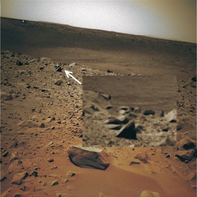A very strange Surface Feature: the "Wheel" (MULTISPECTRUM; credits: Lunexit and Carlo Contu) - Sol 66
In questo extra-detail mgnf realizzato dall'Amico Carlo Contu, l'oggetto che ha suscitato interesse in più di un Lettore pare risolversi in una forma effettivamente anomala: una (sorta di) ruota.

Onestamente, ci è impossibile dire se il rilievo "è" quello che "sembra essere", tuttavia la nostra sensazione (suffragata anche dalla presenza di altri rilievi similari/analoghi posti nelle immediate vicinanze della "ruota") è che la possibile Anomalìa non dovrebbe essere altro che un piccolo fosso, di forma quasi-circolare.
L'angolazione di ripresa adottata da Spirit, unita alla peculiare distorsione che di regola si produce sui dettagli del Suolo Marziano allorchè alcuni frames a Bassa Risoluzione (LR) vengono sottoposti ad elevato stretching, dovrebbe essere la causa di questo qui-pro-quo.

Complimenti comunque all'Amico e Socio, Sig. Contu, per il Lavoro svolto e complimenti anche a tutti coloro che, dimostrando un ottimo "occhio", sono riusciti a percepire un dettaglio potenzialmente anomalo.
Parole chiave: Bonneville Crater