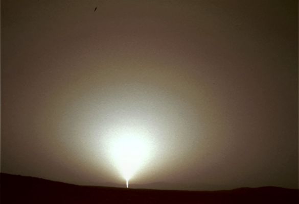 Rising Sun - Sol 94 (possible Natural Colors; credits: Lunar Explorer Italia)
Left Navigation Camera Non-linearized Sub-frame EDR acquired on Sol 94 of Spirit's mission to Gusev Crater at approximately 06:13:33 Mars Local Solar Time. 
Parole chiave: Martian Sunshine
