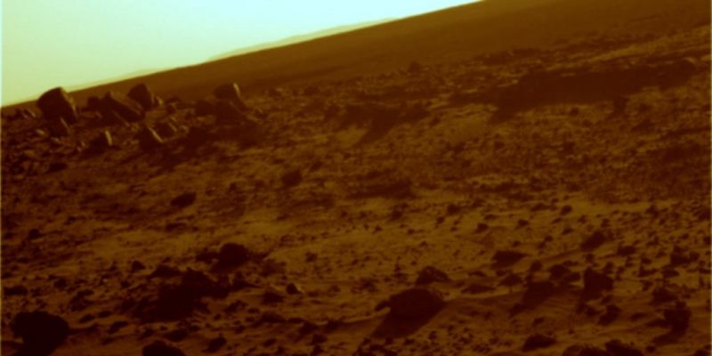 Pale Blue Sky... - Sol 1025
Il risultato delle colorizzazioni che operiamo sui frames NASA originali in b/n non sono diverse soltanto in rapporto alle "premesse logiche" da  noi stessi individuate (ad es.: l'ora del giorno, l'O.A., la dominante cromatica etc.), ma anche avutosi riguardo al tipo di filtro/colore usato dal Rover. 
La NASA non sempre specifica, a margine di ciascun frame, il filtro/colore impiegato e noi abbiamo notato che, mantenendo le "nostre" premesse, alle volte il risultato finale cambia. In altre parole: i nostri dati di riferimento-base influiscono sul risultato finale solo in parte.
Questo cielo di un pallido celeste (con riflessi verdognoli) è il prodotto derivante dalla applicazione del nostro sistema di colorizzazione su un sub-frame Spirit EDR PanCam. Ebbene, nelle nostre premesse la dominante scelta era il color giallo/arancio/marrone.

Quali sono i "veri" colori di Marte?!?...
Parole chiave: Martian Horizon - Gusev Crater