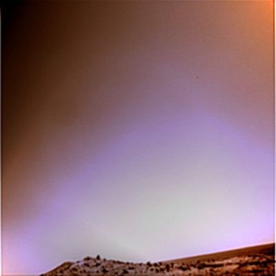 Late morning at Gusev - Sol 1079
Una nuova elaborazione dei "Colori di Marte" secondo Lunexit che, a quanto sembra, sta iniziando a piacere: cielo scuro e tendenzialmente color arancio/mattone a partire dai 45/50°, un'area più luminosa (bianca e celeste pallida) a ridosso dell'orizzonte ed una regione di transizione fra i 20/25 ed i 35° in cui, come la NASA stessa ci pare che abbia suggerito in passato, il cielo potrebbe assumere una colorazione violetta.

A ridosso del disco solare, invece, mentre alla NASA suggeriscono/suppongono che il cielo dovrebbe apparire color violetto/azzurro pallido (...due to the scattering of the Sunlight...), noi ribattiamo dicendo che la giusta colorazione del Cielo Marziano - specie allorchè il Sole è alto sull'orizzonte - dovrebbe essere di un arancio piuttosto vivace. 

Poi, chi vivrà, vedrà...
Parole chiave: Mars Panorama - Gusev Crater