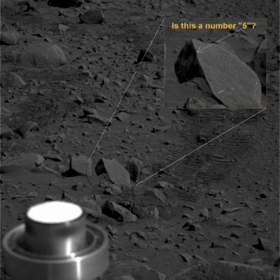Number "5" - Sol 108
Si tratta, come ovvio, di una curiosa combinazione tra profili in ombra e rilievi in luce, a cui va aggiunto qualche image-artifact (noise, probabilmente, e dead-pixels), ma il risultato finale, specie se osservato a magnificazione medio-bassa, è suggestivo: un numero "5", infatti, appare sul lato in ombra della roccia posta ad un 3/4 metri dal Rover e di cui Vi proponiamo un edm in alto alla Vostra Dx.

Segnali NASA "in codice"? 
Iscrizione "Aliena"? 
Prova di tampering? 

Secondo noi si tratta solo, come detto, di una curiosa combinazione di fattori che non esprimono nè segnali in codice, nè alieni. Sul "Tampering" - manomissione - si potrebbe anche discutere...

E Voi che dite?
Parole chiave: Martian Surface - Controversial Frame