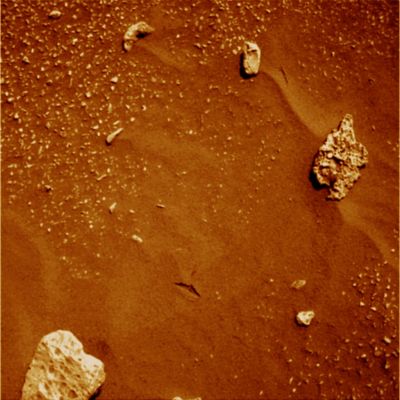 Small cracks in the ground... - Sol 1094 (false colors)
Non è necessario, ancora una volta, essere dei Geologi per capire che i minuscoli cracks del suolo che vediamo in questo frame (come in tantissimi altri) sono recenti. La nostra domanda è: che cosa li causa?

Leggeri sismi? Impatti meteorici lontani (ma non troppo)? 
O forse è il passaggio di Spirit che disturba non solo il suolo, ma anche il sottosuolo, così come il Dr Pullini ci aveva spiegato, tempo fa?

La NASA osserva, pubblica e non parla. 
Noi osserviamo, enfatizziamo e pubblichiamo ma, a quanto pare, non siamo ancora riusciti a far muovere le "corde" giuste per arrivare a qualche presa di posizione un pò meno amatoriale (come la nostra) ed un pò più ufficiale...
Parole chiave: Martian Surface - Controversial