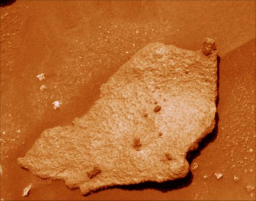 Look who's there... - Sol 1113 (Old Martian Colors/elab. Lunexit)
Ma guarda un pò "chi" - o forse sarebbe meglio dire "che cosa" - si rivede! 

La sensazione che la pseudo-roccia da noi già evidenziata qualche giorno fa potesse avere degli oggettivi motivi di interesse c'era ed era palese, ma che anche la NASA si interessasse a questo rilievo al punto da avvicinarsi e riprenderlo così bene...no, non lo credevamo proprio possibile.

Di che si tratta? Secondo noi si potrebbe trattare di un "frammento" di qualcosa (un qualcosa di rotondeggiante e non molto resistente) e non di un semplice sasso dalla forma e tessitura bizzarre. La nostra ipotesi? Si tratta di un frammento di "Guscio Marziano" - e, per i più distratti, ricordiamo che i "Gusci Marziani" sono tutti quei rilievi superficiali che abbiamo battezzato, così sposando la definizione del Dr Alessio Feltri, come "pseudo-rocce".

Si tratta, insomma, di "simil-pietre" le quali, atipiche per forma e tessitura (ossìa per fattezze e composizione), potrebbero rappresentare sia un residuo fossile di antiche forme Vitali le quali vivevano "attaccate" alla superficie delle pietre stesse (come, ad esempio, i "Martian Berries"), sia delle forme vitali indigene vere e proprie (in sè, nella loro completezza e totalità) ed aventi una Natura Bio-Magnetica.

Qualcosa di "alieno" per definizione, insomma.

Ma non restate sorpresi nè delusi se la NASA stessa ci dirà (prima o poi) che quello che stiamo guardando era, in realtà:

1) solo il frammento di un bolide caduto nei pressi;
2) solo la scheggia di una roccia vulcanica andata in frantumi;
3) niente di strano e, comunque, nulla che meritasse attenzioni o commenti "ad hoc".

In fondo, a che cosa è più facile credere?!?...
Parole chiave: Martian Surface - Controversial