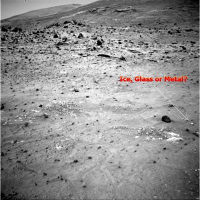 Ice, Glass or Metal? (1 - gray scale) - Sol 1116
Grazie ancora una volta al nostro carissimo Amico e Partner, Dr Gianluigi Barca, per questo nuovo Mistero (forse) Marziano. 
Il rilievo superficiale controverso lo trovate alla Vostra Dx, indicato dalla freccia. Di che cosa si tratta? Escludiamo, per ovvie ragioni di logica, tecnica ed anche di buon senso, il photoartifact. Cosa resta? Resta una (pseudo)roccia la cui albedo è straordinaria e del tutto incongrua rispetto all'albedo-media del paesaggio che la circonda.

Forse un cristallo gigante, forse un estruso di ghiaccio o forse...forse qualcosa d'altro.

Una nota: il frame originale NASA è di qualità davvero orrenda. 
Noi lo abbiamo ripulito al meglio delle nostre capacità e possibilità e la nostra opera di "pulizia digitale", e questo lo diciamo per correttezza ed onestà intellettuale, può avere - sebbene solo minimamente - inciso sulla texture apparente del rilievo anomalo "smussandolo ed arrotondandolo", ma NON HA inciso sulla sua luminosità apparente.

Per il resto, giudicate Voi.
Parole chiave: Martian Surface - Controversial