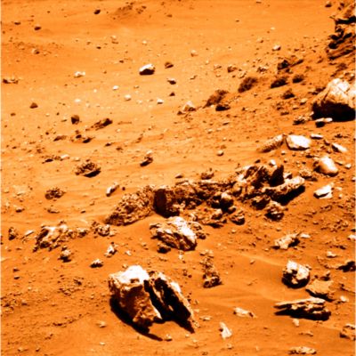 Extremely anomalous Surface Feature - Sol 1144 (CTX Frame - False Colors; credits for the additional process. and color.: Lunar Explorer Italia)
Il nostro caro Amico e Socio Fabio Italiano (OldGrey), un paio d'anni fa, aveva notato ed isolato - sempre in Area Gusev Crater - una possibile Anomalìa Superficiale la quale era piuttosto simile a questa (che vedete in basso, circa fra le ore 06:00 e 07:00 del frame). Il bravissimo ed acuto Fabio aveva ipotizzato che si potesse anche trattare di un remnant fossile: ossìa del teschio di un animale indigeno, tanto per essere chiari.
Ipotesi di Frontiera? Certamente si, ma le somiglianze fra quel rilievo superficiale ed un grosso teschio c'erano (e ci sono ancora, anche se nessuno "Scienziato" si è mai fatto avanti per avallare o per smentire).
Oggi, dopo oltre 2 anni di ulteriori e non sempre soddisfacenti ricerche, ecco che il nostro Amico e Collega, Dr Gianluigi Barca, ci ha sottoposto questo frame, evidenziando la possibile Anomalìa. Siamo, anche in questo caso, davanti ad un possibile "residuo fossilizzato" di una forma vitale indigena (un teschio, ancora una volta, di una creatura simile - diciamo così - ad un grosso cavallo)? Oppure si tratta solo di una pseudo-roccia la cui forma è idonea a suscitare delle umanissime associazioni logiche e mnemoniche? O magari stiamo solo fantasticando e quello che ci sembra di vedere in questo frame è solo il frutto della nostra - specifica - immaginazione, e quindi - in realtà - stiamo commentando il nulla travestito da qualcosa?

Lo sapete: la pragmaticità è il nostro abito mentale, ed il possibilismo (unito all'apertura) è/sono la nostra filosofia. Noi non sappiamo che cosa rappresenta, in realtà, il rilievo anomalo. Noi ci limitiamo a suggerire delle ipotesi. Eccole:

1) roccia ignea (come il 95% delle rocce che circondano Spirit);
2) ejecta (la forma a "scheggia" ci suggerisce questa eventualità);
3) roccia "sagomata" dall'acqua (ed anche questa è un'ipotesi più che plausibile);
4) frammento di un meteorite (ce ne sono almeno 3 nei pressi del Rover);
5) pseudo-roccia;
6) altro (Ipotesi di Frontiera incluse).

Noi non ci permettiamo di "legare" l'Immaginazione (nè la nostra, nè - ovviamente - la Vostra); noi Vi suggeriamo solo di tenerla sotto controllo e di ricorrere alle Ipotesi Esotiche solo come extrema ratio, una volta che la Razionalità non sia stata sufficiente a fornire delle risposte soddisfacenti.
Così facendo, non solo ridurremo il rischio di dire delle atroci stupidaggini, ma anche, incidentalmente, non contribuiremo a rendere ridicola una Materia che, anche se viene "usata" un pò da tutti (soprattutto dagli incompetenti) e per tutti gli scopi (specialmente quelli commerciali), ridicola non lo è affatto.

Ed ora, come sempre...decidete Voi!
Parole chiave: Martian Surface - Extremely Controversial Surface Feature