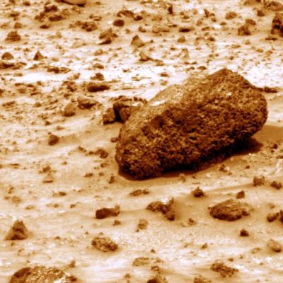 Erratic boulder - Sol 1178
La presenza, in questo frame ed in molti altri relativi alla medesima zona, di sabbie e polveri che, in sede di colorizzazione, appaiono di color bianco, continua a lasciarci sorpresi e perplessi.
Si tratta sempre di sali e solfati? Secondo noi no. 

Potrebbe trattarsi, infatti, di sabbie cristalline - ricche di quarzi, ad esempio - oppure (ma per essere più attendibili ci servirebbe sapere almeno l'ora dello scatto...) di un sottile strato di brina ghiacciata che ricopre tutta l'area ripresa. 

Ricordate i frames Viking nei quali veniva immortalata una "brinata" mattutina? Ebbene l'effetto che stiamo ottenendo attraverso la colorizzazione dei frames Spirit ci sembra davvero molto simile.
Parole chiave: Martian Surface - Boulder and various rocks